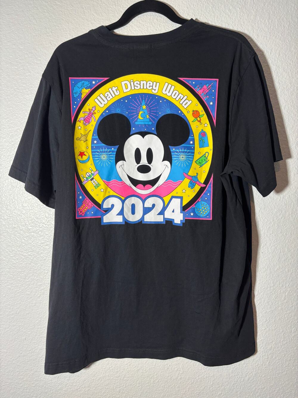 Walt Disney World Parks Size L Mickey Mouse 2024 Graphic Colorful Tee T-Shirt